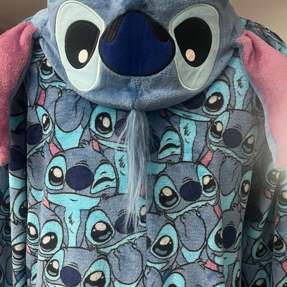 Disney Stitch Blue Character Hooded Blanket
PTP 26”, Length 65”Unisex size M - Picture 3 of 11